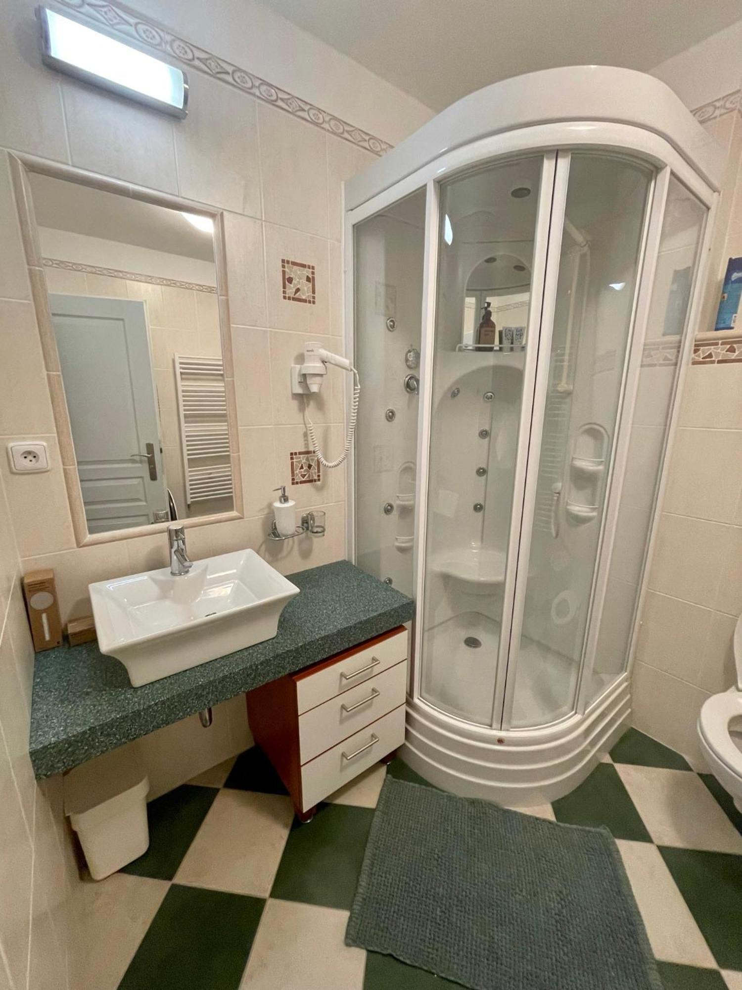 Huge Two Floor Apartment On The Park Colonnade With Free Parking For One Car, 160 Sqm Karlovy Vary Exterior photo